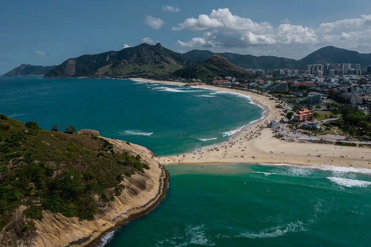 Vista aérea de la playa y la costa de Barra da Lagoa, Florianópolis